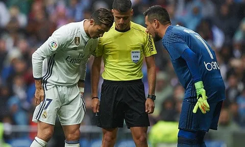 Siêu sao cản penalty Diego Alves chơi chiêu làm CR7 đá hỏng