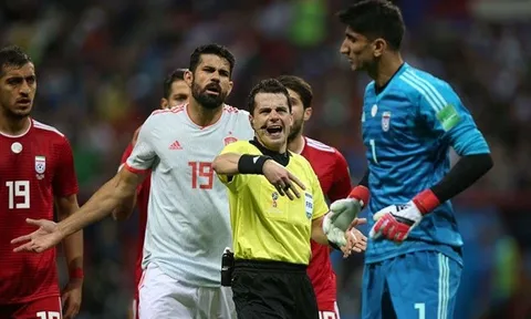 Diego Costa nổi đóa với trọng tài khi Iran câu giờ ngay trong hiệp một