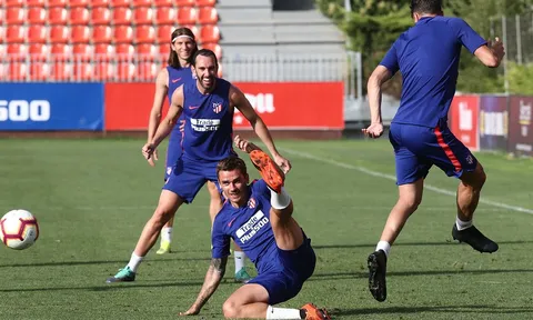 Diego Godin cười hả hê khi Griezmann té 'chổng vó'