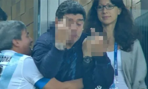 Maradona hành xử không thể tin nổi với người Nigeria