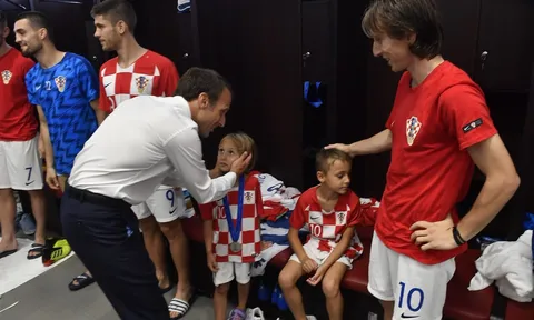 Tổng thống Pháp vào phòng thay đồ an ủi Croatia