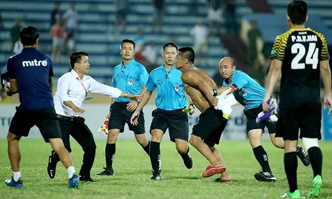 Điểm tin bóng đá Việt Nam sáng 07/07: Hooligan Nam Định tấn công trọng tài