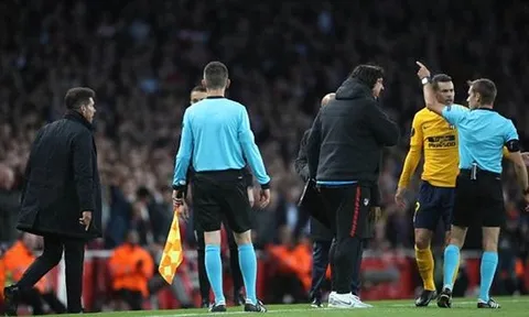 Chỉ mặt trọng tài, Simeone lên khán đài "ngồi chơi xơi nước" với học trò