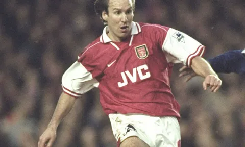 Đội hình 3 hậu vệ Arsene Wenger dùng cách đây 20 năm