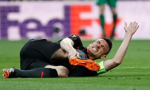 Đội nhà thua trận, Laurent Koscielny còn có nguy cơ mất luôn World Cup