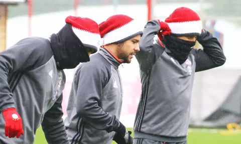 Đội nón tập luyện, các cầu thủ Bayern trông không khác ông già Noel