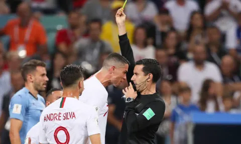 Đồng đội ăn vạ không thành, Ronaldo tính 'ăn thua đủ' với trọng tài