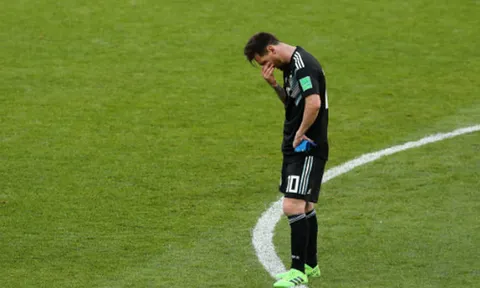 Đồng đội, đối thủ vây quanh, ngăn Messi rơi lệ