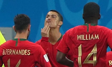 Động tác ăn mừng vuốt cằm của Ronaldo có ý nghĩa gì?