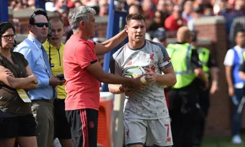 Đóng vai 'cậu bé nhặt bóng', Mourinho tranh thủ xoa đầu đối thủ
