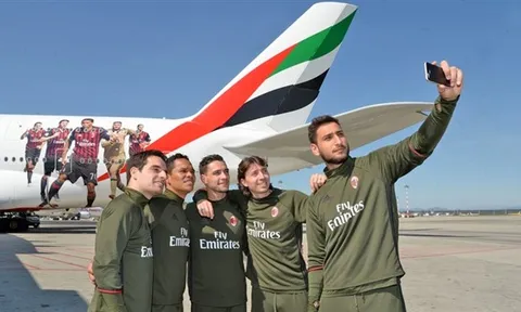 Donnarumma 'cứng đơ' bên chiếc máy bay đặc biệt dành cho Milan