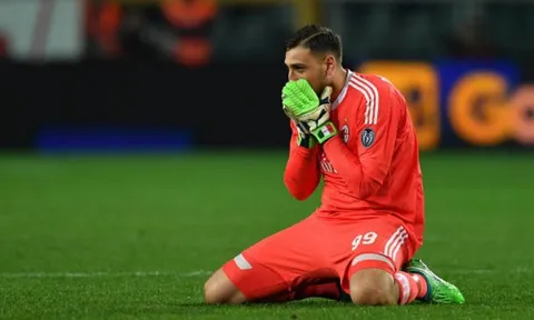 Donnarumma gục hẳn xuống sân khi Milan tiếp tục không thắng