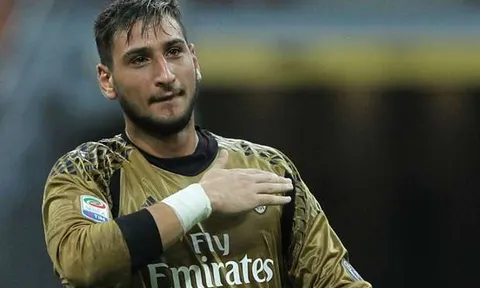 Donnarumma không tới Man Utd là vì sợ... máy bay?