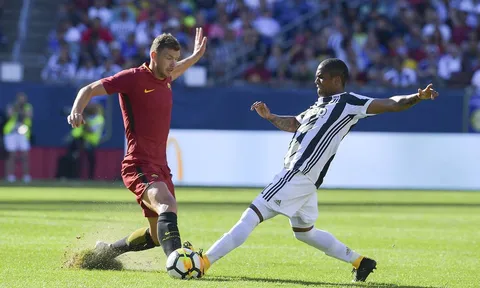 Douglas Costa chơi đầy nỗ lực trước AS Roma