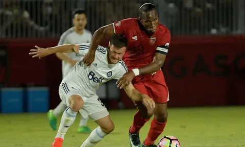 Drogba đá phạt ghi bàn đẹp từ khoảng cách gần 40 m