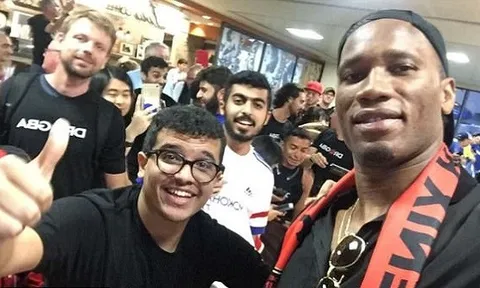 Drogba tự sướng ngay sân bay với người hâm mộ Phoenix Rising