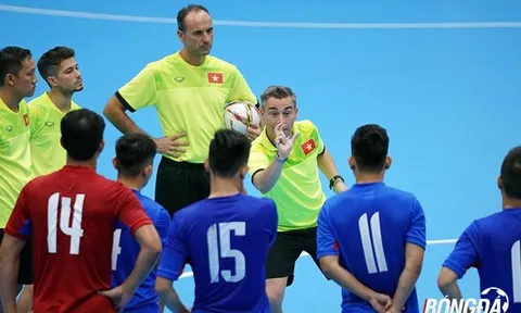 HLV Miguel Rodrigo "truyền lửa" học trò trước trận đấu futsal Thái Lan