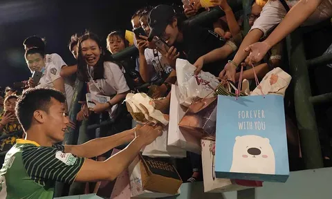 Bùi Tiến Dũng: "Thủ môn quốc dân" dự bị 90 phút, fan vẫn trao trọn niềm tin