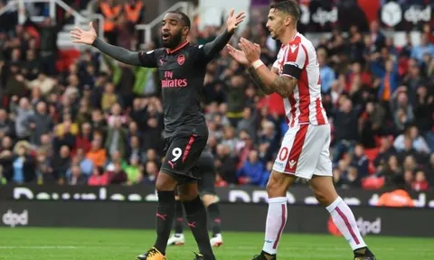 Dư âm Stoke 1-0 Arsenal: 'Có một âm mưu chống lại Pháo thủ'