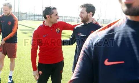 Dù chấn thương, Messi vẫn ra sân tập cùng Barcelona