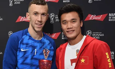 Tiến Dũng U23 trao giải cầu thủ xuất sắc trận bán kết World Cup 2018