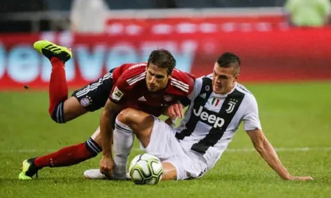Dùng mọi tiểu xảo, Javi Martinez vẫn không khuất phục được "Luca Toni mới" của Italia