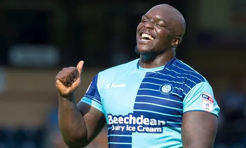 Đụng tới Salah, Ramos bị 'Quái thú' Akinfenwa đe dọa