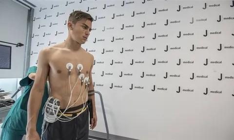 Dybala khó chịu ra mặt khi bị Juventus kiểm tra sức khỏe