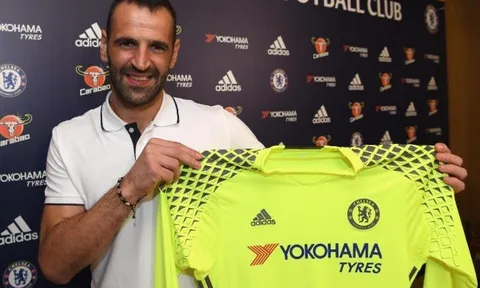 SỐC: Chelsea sa thải, ký lại và đẩy đi cầu thủ 35 tuổi
