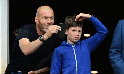 Con út Zidane lập siêu phẩm cầu vồng giúp Real thắng Barca