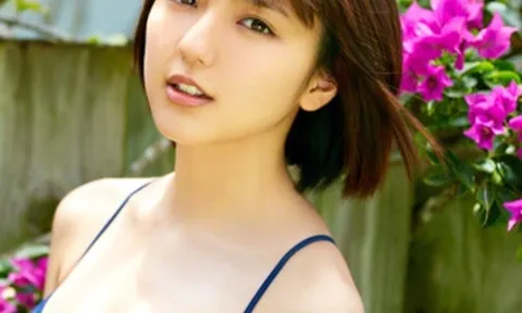 Vợ sắp cưới sexy và nổi tiếng của tiền vệ tuyển Nhật Bản