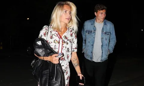 Vừa xong hợp đồng, 'soái ca' Victor Lindelof bảnh bao khám phá Manchester