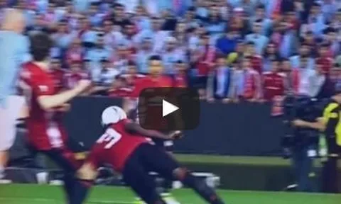 Eric Bailly bay người phá bóng đầy quả cảm trước Celta Vigo