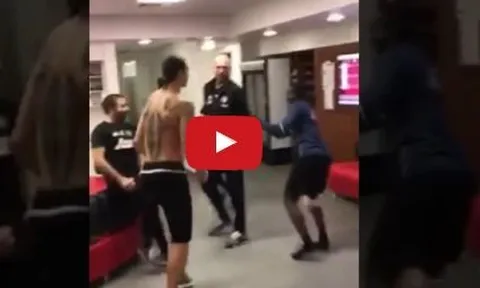 Eric Bailly đánh Zlatan Ibrahimovic rồi bỏ chạy