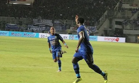 Mất 4 phút, Essien ghi bàn đầu tiên ở Indonesia