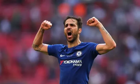 Fabregas ăn mừng khi Conte bị sa thải