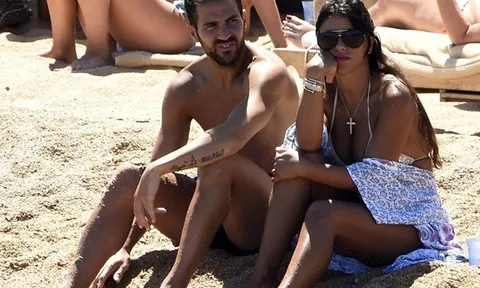 Fabregas tranh thủ đưa "máy bay" đi tắm nắng trước ngày tập trung cùng Chelsea