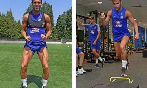 Fabregas tự tin khoe cơ bắp cuồn cuộn trên sân tập Chelsea