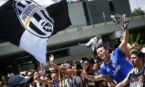 Fan Juventus chào đón dàn cầu thủ trở về Turin