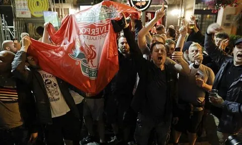 Fan Liverpool 'chơi trội' tại thủ đô Italia