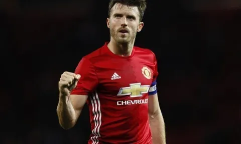 Fan Man United khóc khi chia tay Carrick