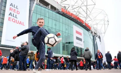 Fan nhí Man Utd múa bóng điệu nghệ trước Old Trafford