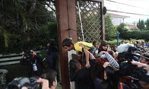 Fan nhí trèo rào, khóc lóc chỉ để xem Neymar đá tập