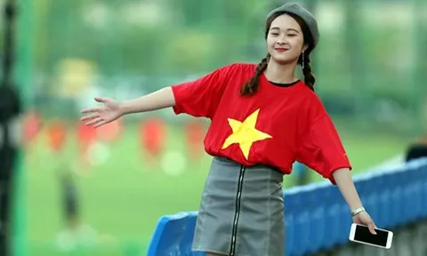 Fan nữ xinh đẹp "đột nhập" khu huấn luyện cổ vũ U20 Việt Nam