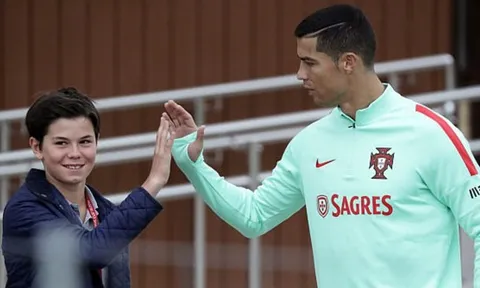 Fan phấn khích vì được đập tay Ronaldo ngay trên sân tập