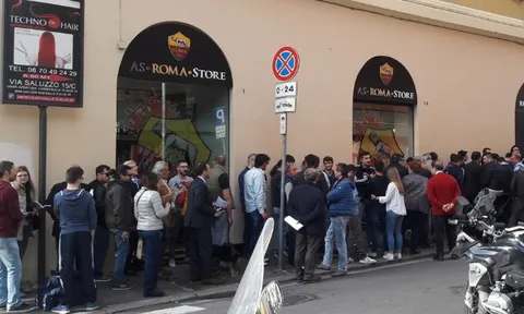 Fan Roma bắt đầu xếp hàng mua vé để tái ngộ Salah