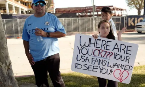 Fan treo bảng tìm Ronaldo trước giờ Real đại chiến Man City