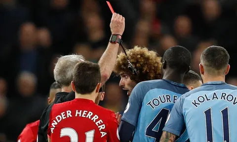 Fellaini ăn thẻ đỏ, Man United suýt chấm dứt chuỗi trận bất bại tại Etihad