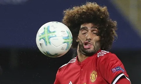 Phì cười với khuôn mặt biến dạng của Fellaini