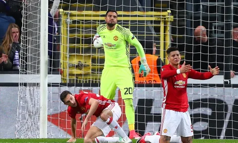 Fellaini vào sân báo hại, Man United đánh rơi chiến thắng những phút cuối